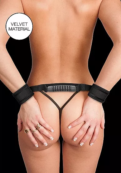 d-ouch-sturdy-handcuffs-with-handle-black (D)Ouch! Sturdy Handcuffs with Handle Black